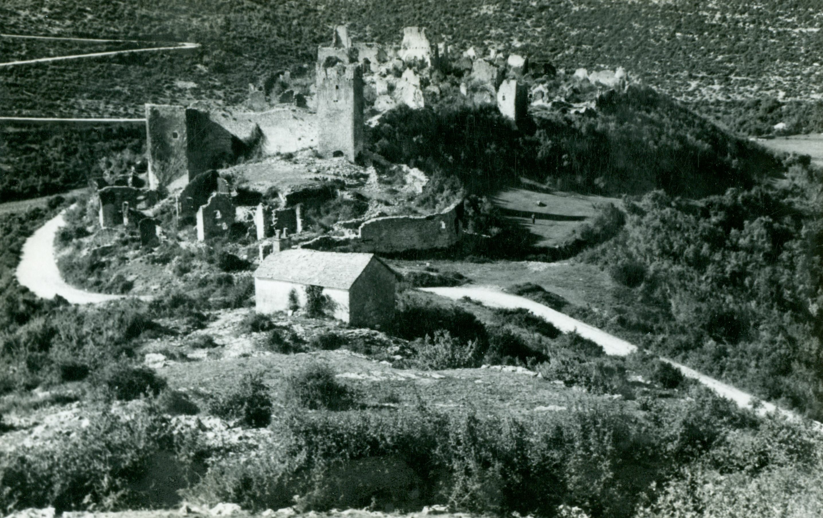 Branko Fučić, Dvigrad (Kanfanar), panorama ruševina, napušteno srednjevjekovno naselje; sprijeda kapelica sv. Antuna Pustinjaka