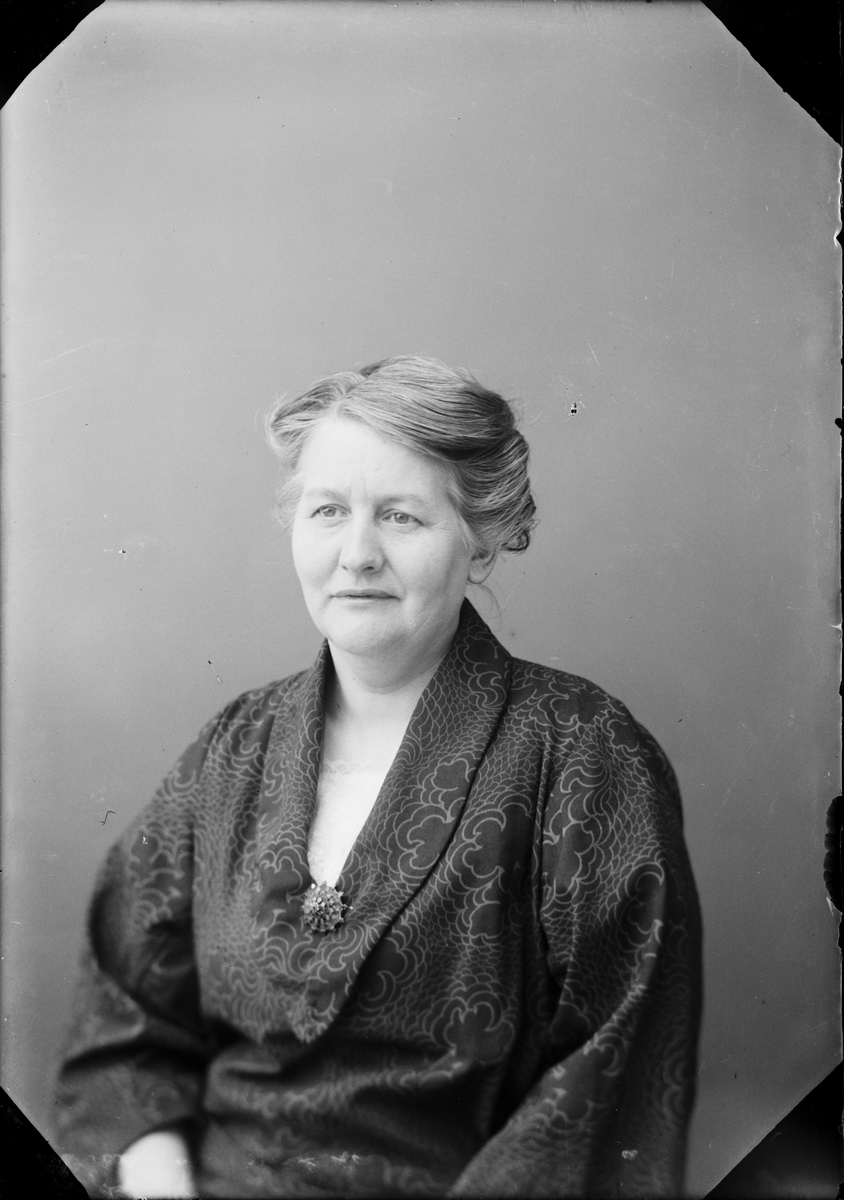 Skötsner-Edhlund, Ateljé Portrait - Signe Walder from Uppsala, Uppland 1925
