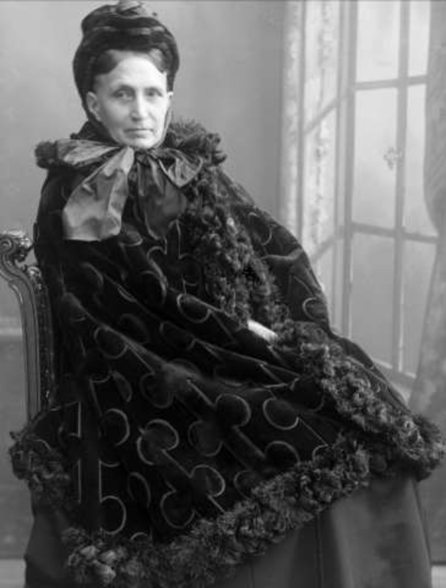 Gustav Borgen, Portrett, eldre kvinne i yttertøy, pelskantet cape med mønster. Fru Sinclaire.