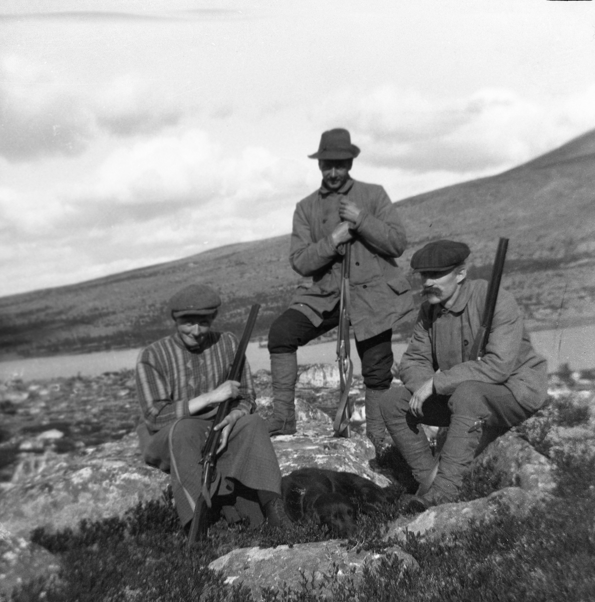 Anders O. Sørhuus, Jegere- Anders Sørhuus og to ukjente
