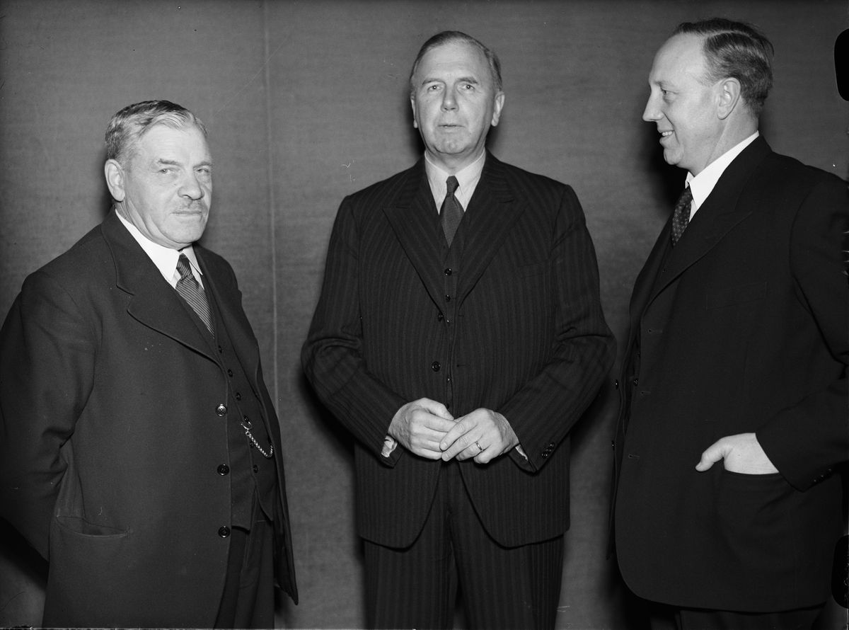 Paul Sandberg, Riksdagsman Karl Emil Hansson, ordförande i Uppsalaavdelningen av Riksförbundet Landsbygdens Folk samt direktör Einar Sjögren och rektor Joel Lundbladh, föreläsare på jordbrukardagen, biograf Fågel Blå, Svartbäcksgatan 7