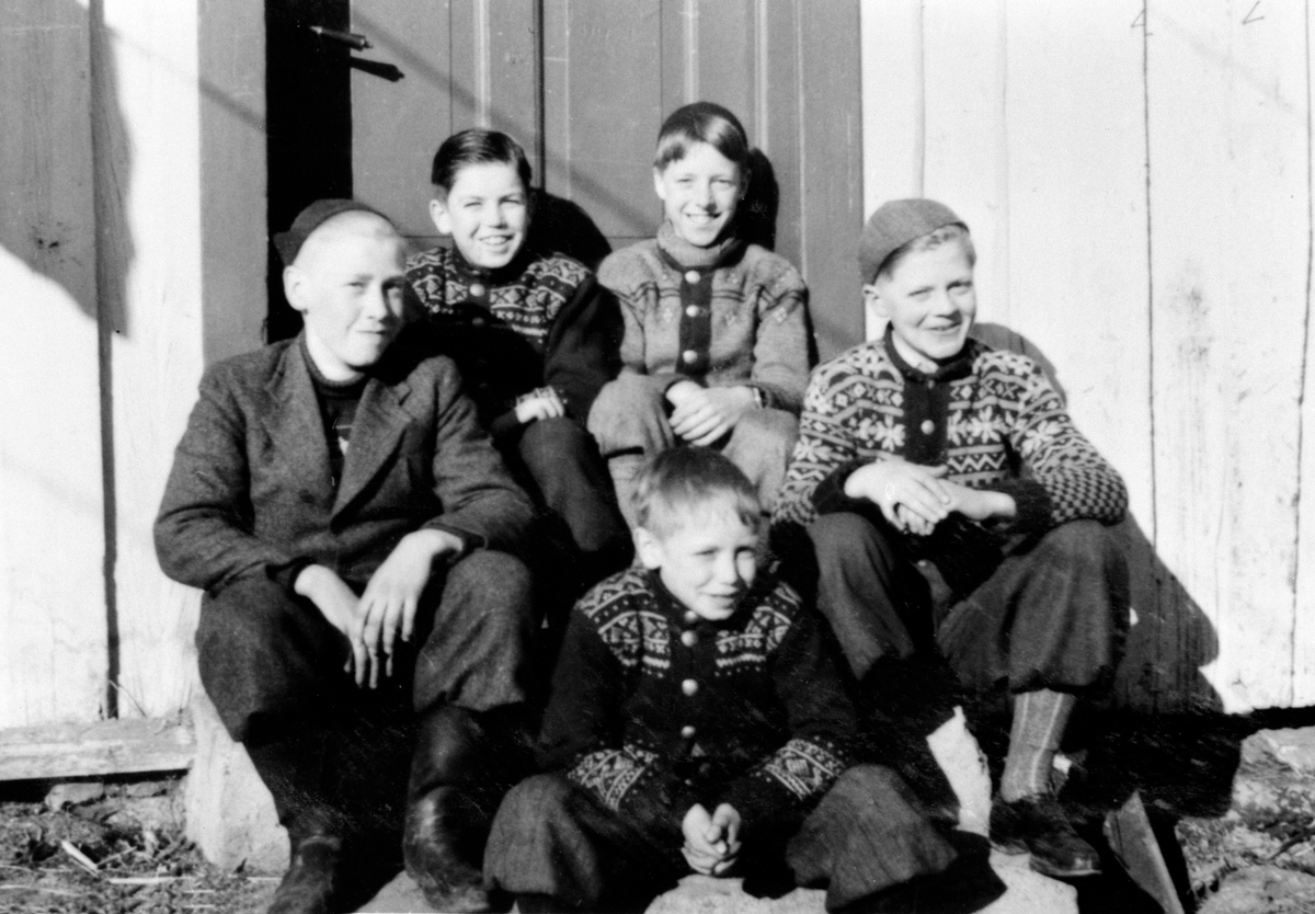 Anno Domkirkeodden, Fra v: Finn Åge Eggen, John Johansen, Thor Imislund, Gudbrand Sandvold, foran Håkon Johansen. Gutter fra strøket rundt Grønnegata, Hamar. Begynnelsen på 1940-åra.