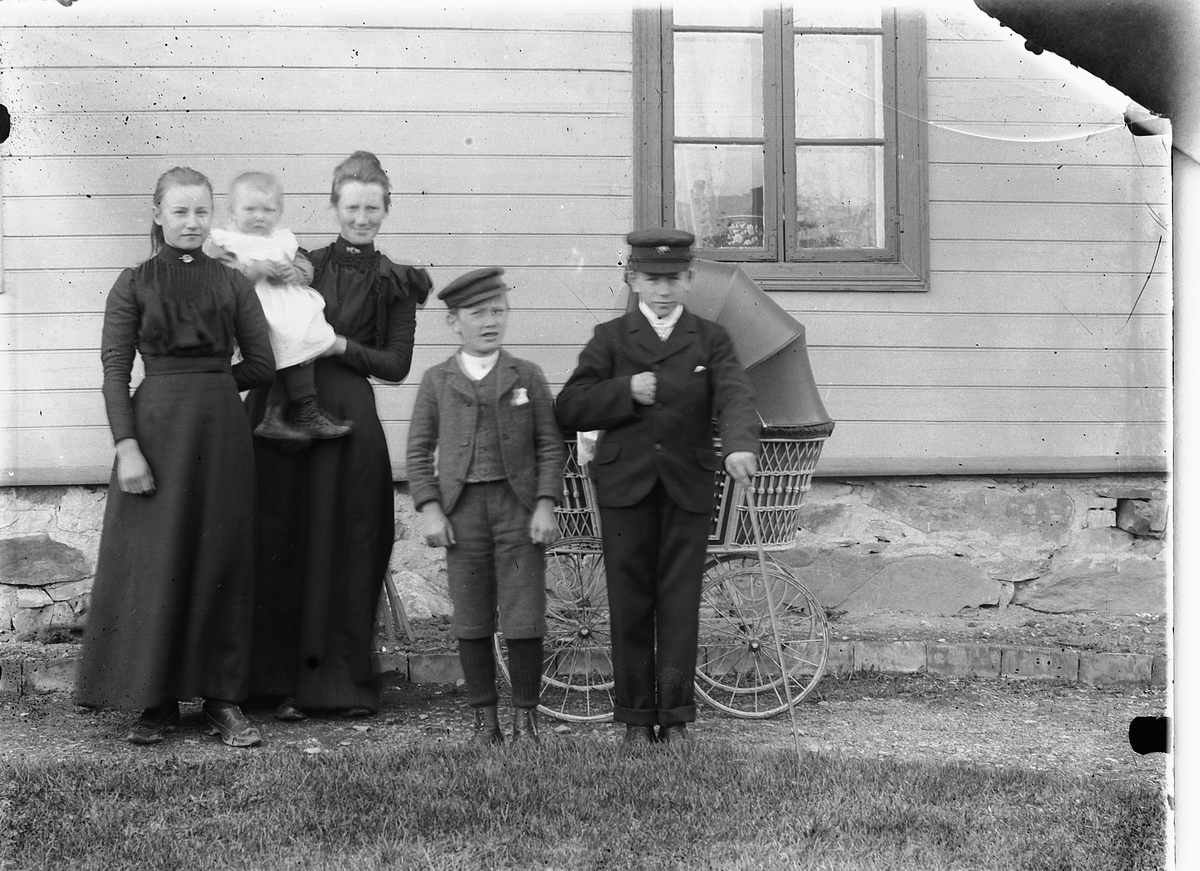 Ragnvald Andersen, Bildet er tatt ca 1901 ved huset Granberg i Briskeby, Hamar og viser Borghild Hermansen (f. Mathiasdatter Diseneie i 1883) med sin eldste datter Margit (f. 1900) på armen. Borghild var gift med Helge Hermansen (f. 1877 i Løten) Borghild er datter til lokomotivfører Mathias Andersen (f. 1852) og Syv…