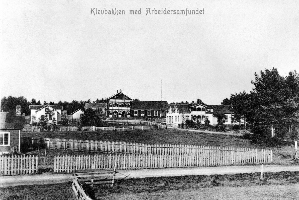 Anno Domkirkeodden, Klevbakken, Ådalsbruk. Arbeidersamfunnet (Samfunnet) Postkort. Helt til høyre, Akerskafee`n (Akers kafe.). Den ble revet sist på 1950-tallet. Det er bygd flere hus på området. AKERSLETTA I FORGRUNNEN BLE BRUKT TIL LEKEPLASS, FRILUFTSMØTER OG TURNOPPVISNINGER. Løten.