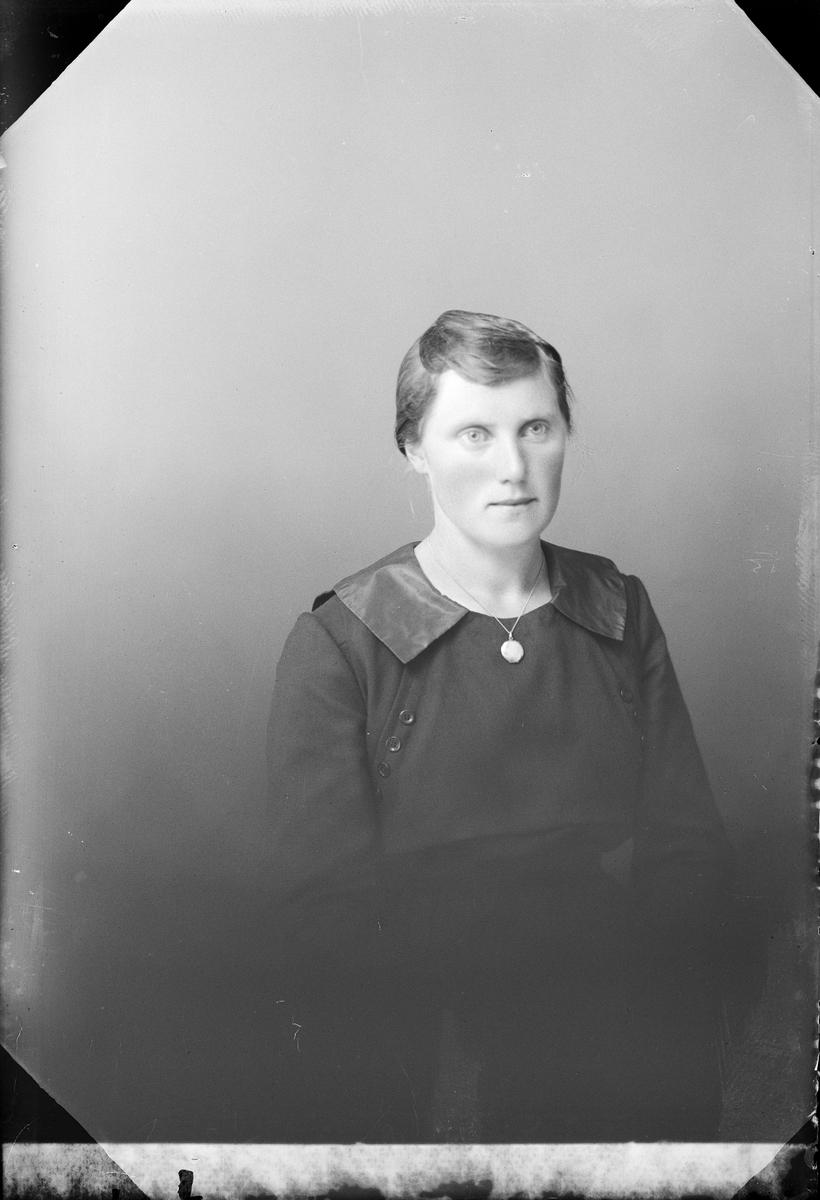 Skötsner-Edhlund, Ateljé Portrait - Delia Norin from Sandika, Harg parish, Uppland 1921