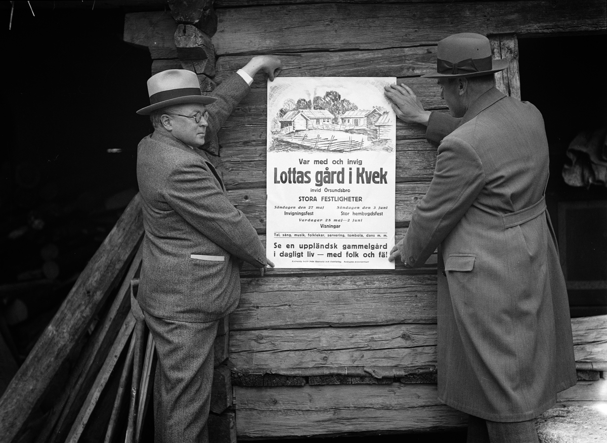 Paul Sandberg, Bibliotekarie Oskar Lundberg och fornvårdare Albin Rylander sätter upp en affisch inför invigningen av "Mor Lottas gård" i Kvek