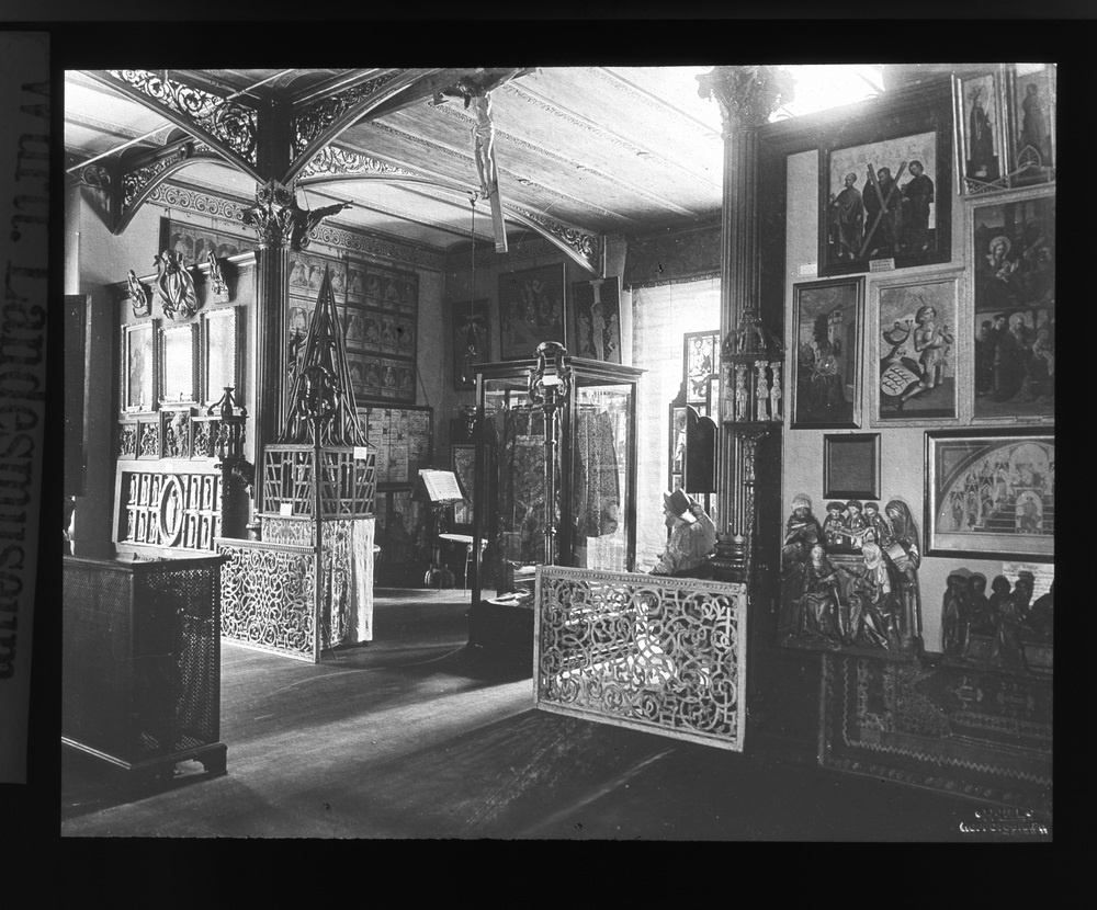 Eugen Gradmann, Blick in die Abteilung Kirchliche Kunst der Altertümersammlung, Ausstellung Neckarstrasse