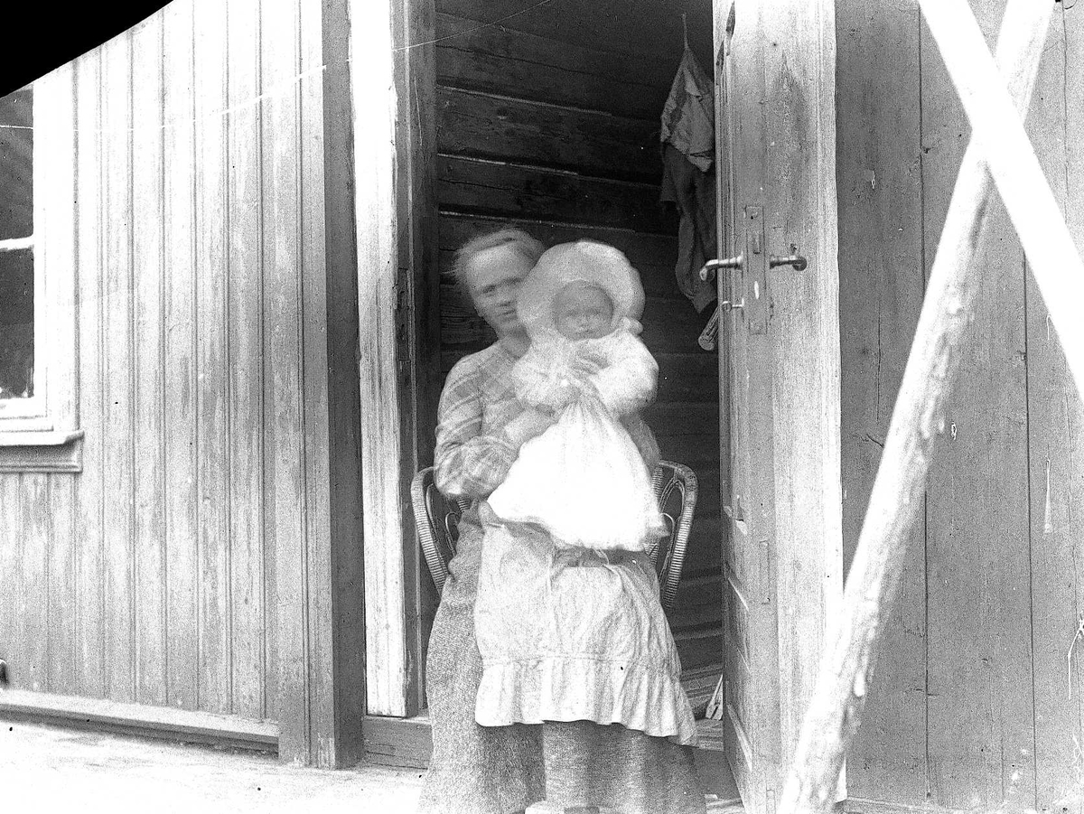 Axel Quinsgaard Wiborg, Holoa seter, Hadeland, Jevnaker, Oppland, 1903. Margrethe Q. Wiborg med Halvor Nicolai i døråpning.