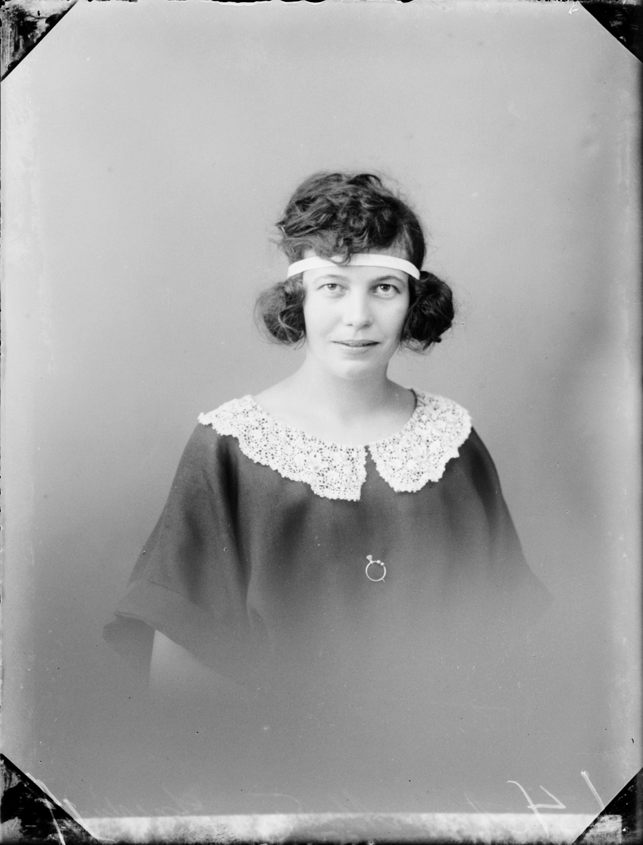 Skötsner-Edhlund, Ateljéporträtt - Agnes Mattsson från Snesslinge, Börstil, Uppland 1925