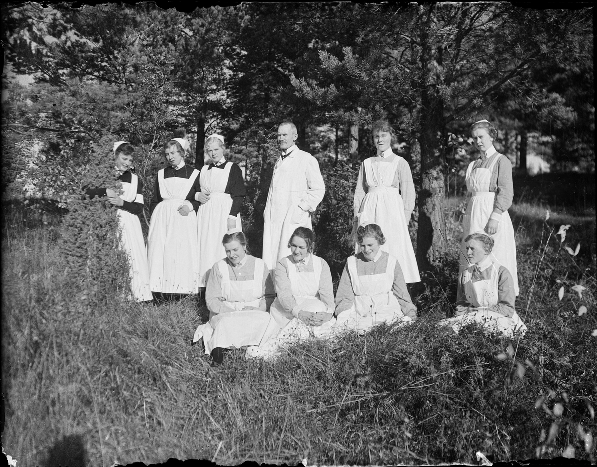 Skötsner-Edhlund, Sjukvårdspersonal i gräset, Östhammars lasarett, Uppland