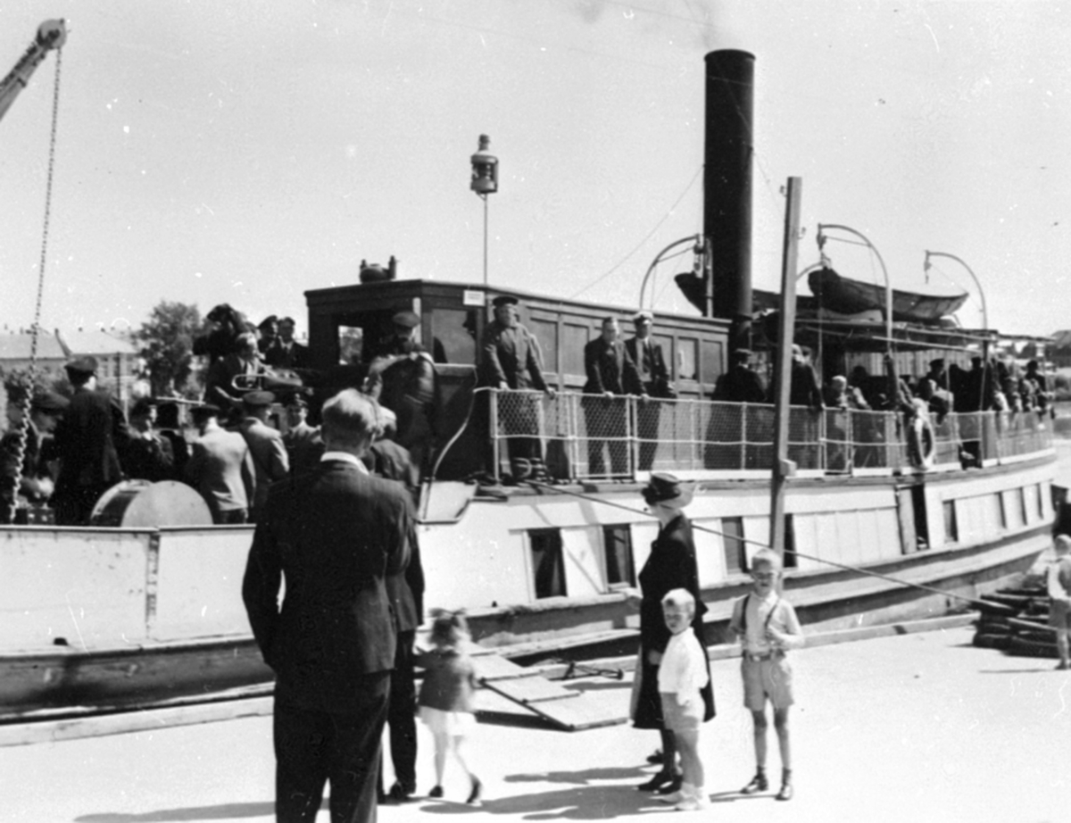 Anno Domkirkeodden, Arbeidere ved A/S Oplandske Konservesfabrikk på båttur med D.S. Hamar. Stabburet, Nora, Brumunddal.