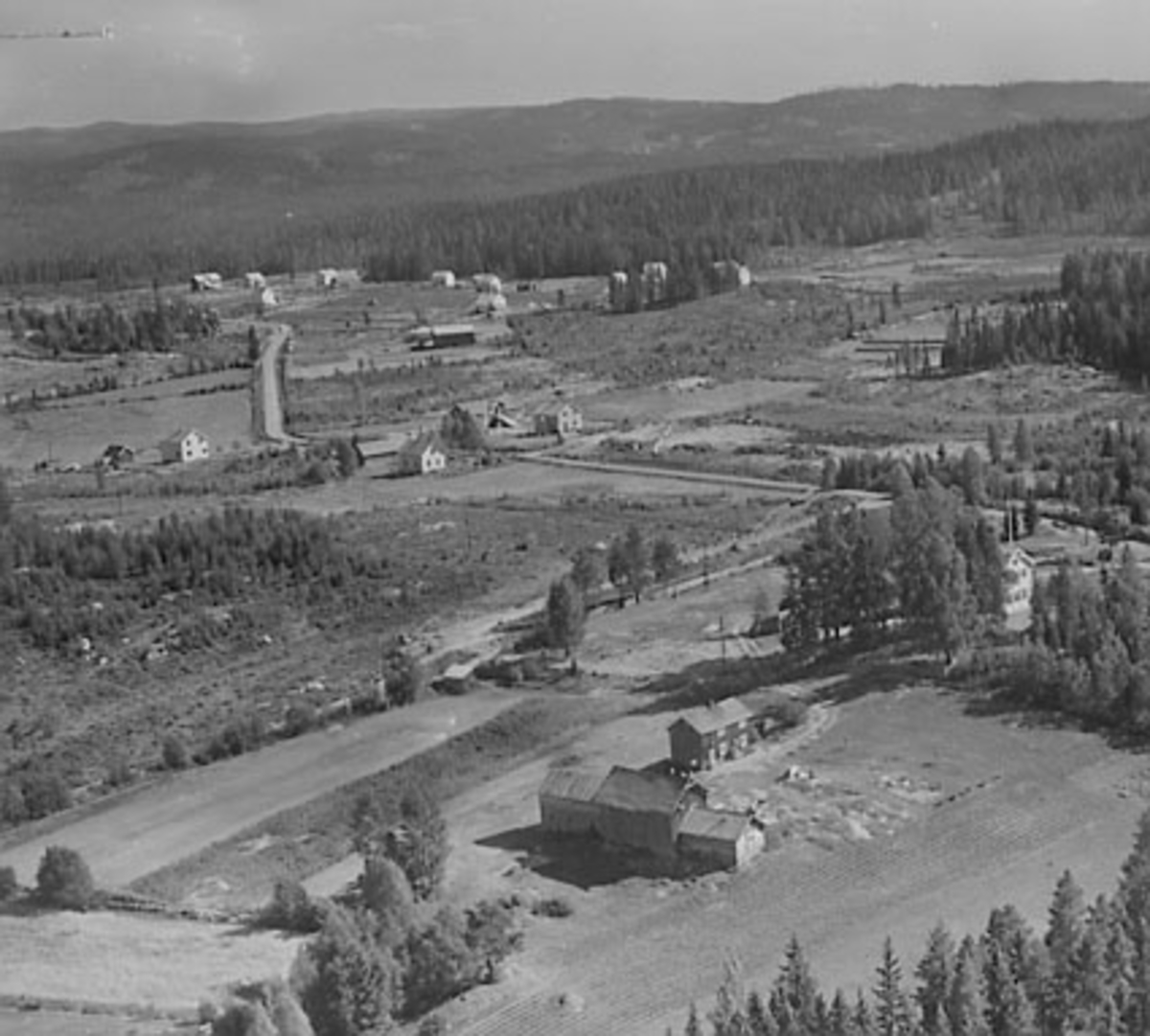 Widerøes Flyveselskap A/S, FLYFOTO ØSTBY, ÅSVANG