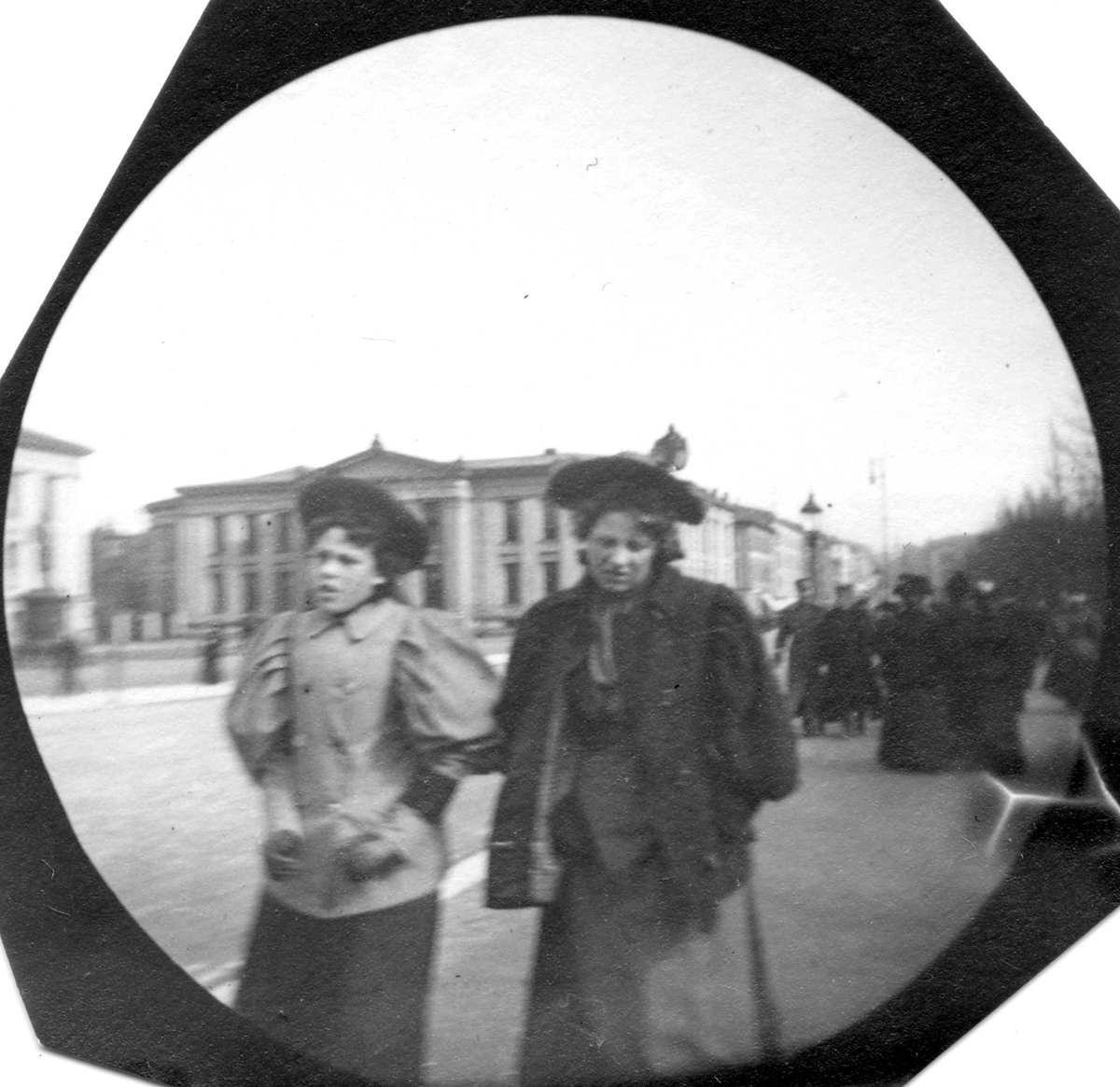 Fredrik Carl Mülertz Størmer, Frk. Fries og Ingeborg Aas spaserer i Studenterlunden, Oslo. Universitetet på den andre siden av gata.