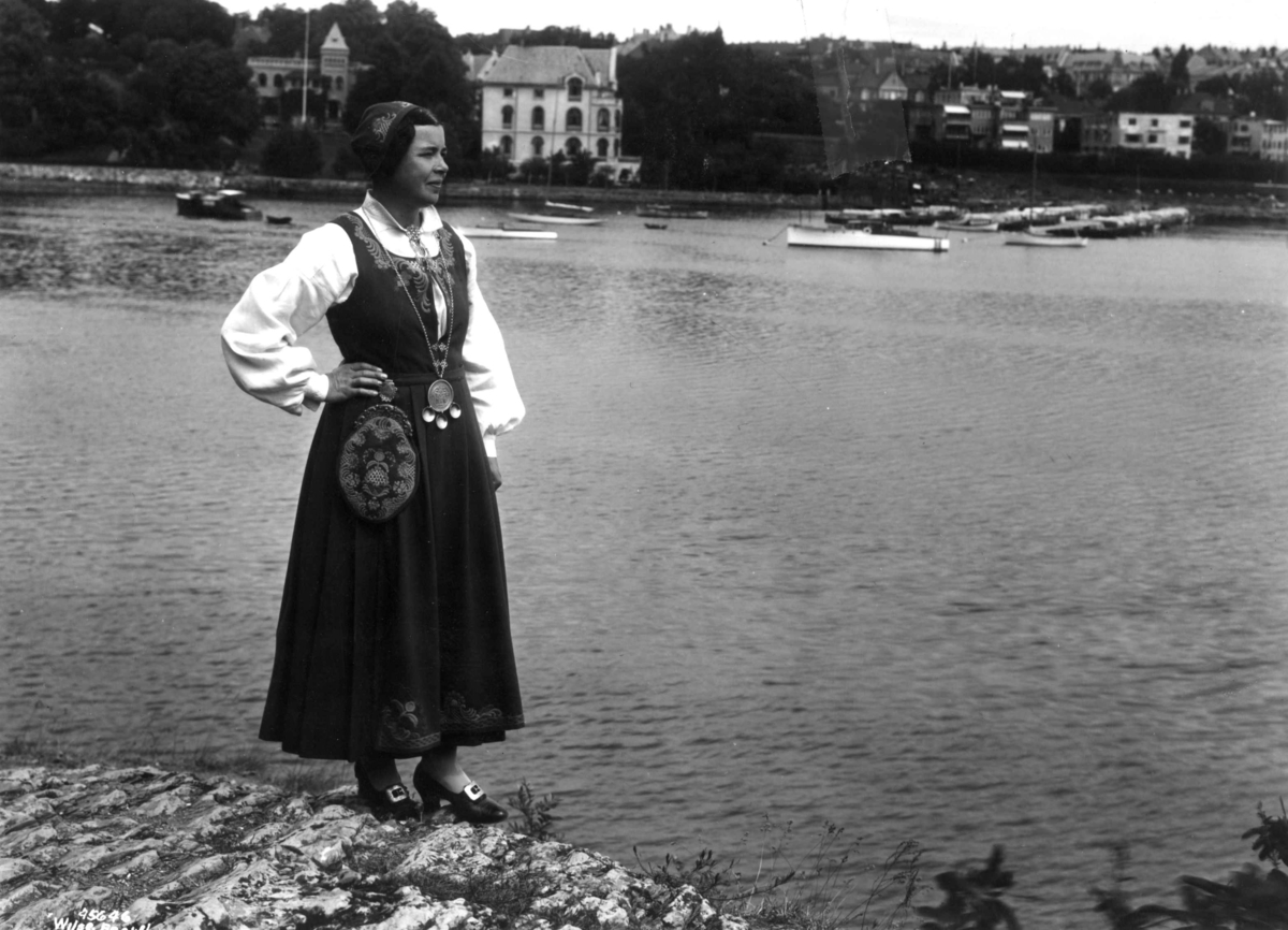 Anders Beer Wilse, Kvinnedrakt, Akershus
