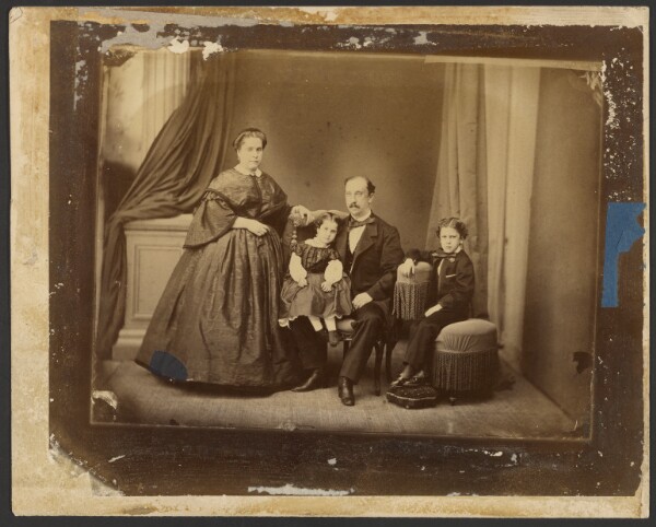 Unknown, [Family portrait]