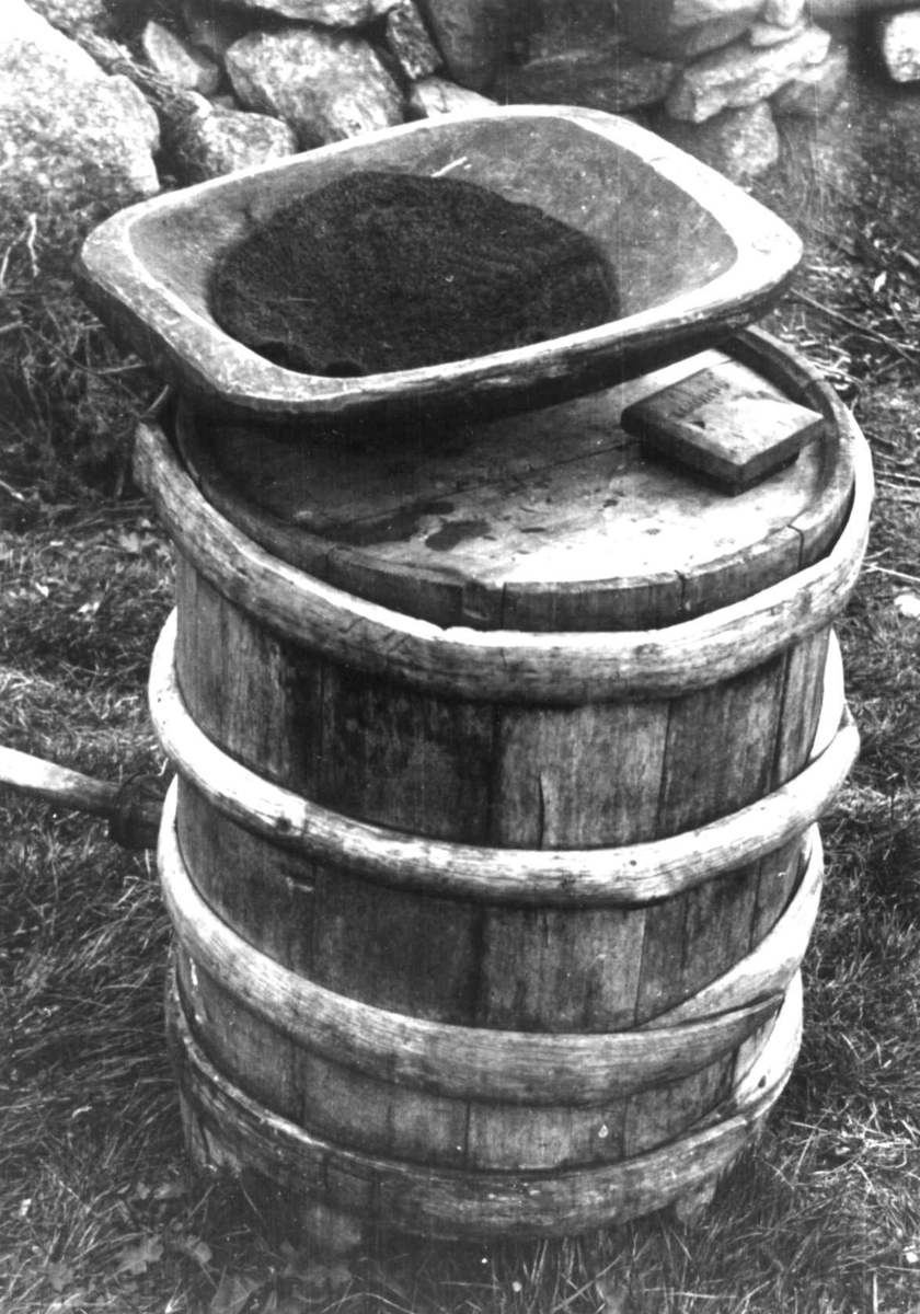 Anna Grostøl, Bråtådal, Skjåk, Oppland 1941. "Brygge-kjer". Tonne med sil fra 1861.