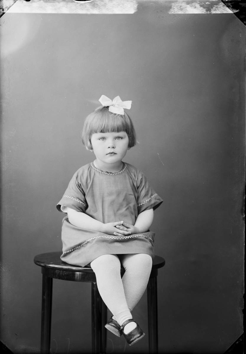Skötsner-Edhlund, Ateljéporträtt - dotter till Dagny Forsberg från Björnbo, Forsmark socken, Uppland 1928