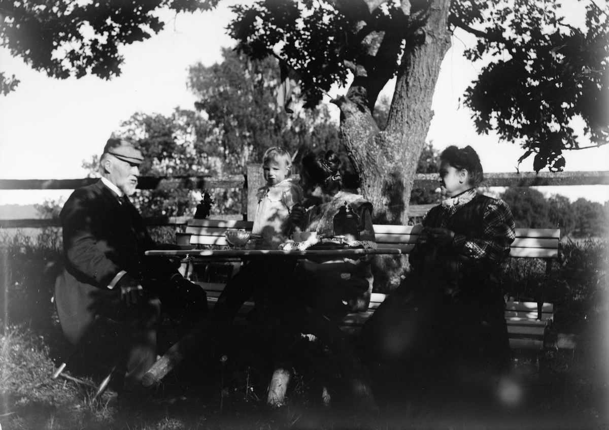 Okänd,, Kaffepaus ute i trädgården. Sannolikt Christiane Liljefors föräldrar Pauline och Roland Petersen med barnbarnet Marit Liljefors