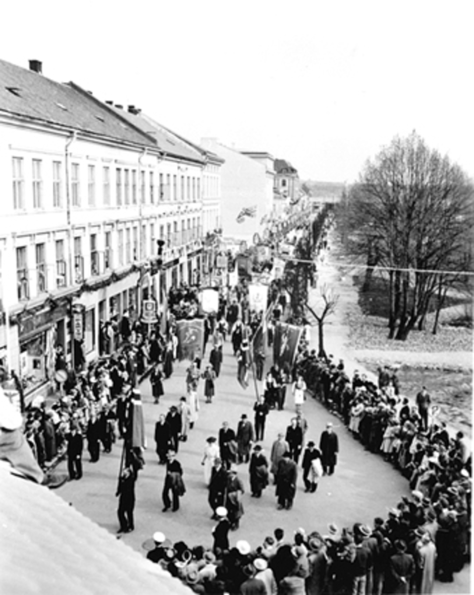 Anno Domkirkeodden, OPPTOG I STRANDGATA UNDER BYJUBILEET 1949, MYE FOLK