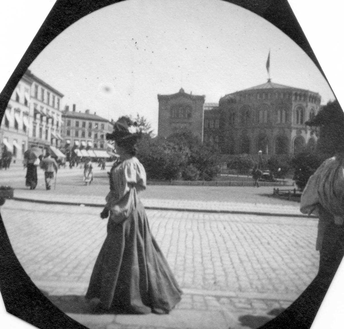 Fredrik Carl Mülertz Størmer, Mennesker på Karl Johans gate og Rosenkrantz' gate, Oslo, med Stortinget og Grand Hotel..