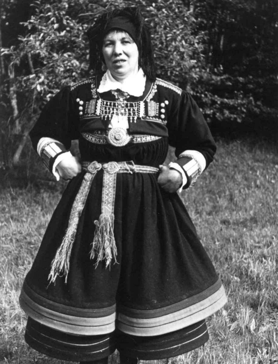 Anna Grostøl, Valle Setesdal, Aust-Agder 1939. Bondestevne. Portrett av en kvinne i bunad.