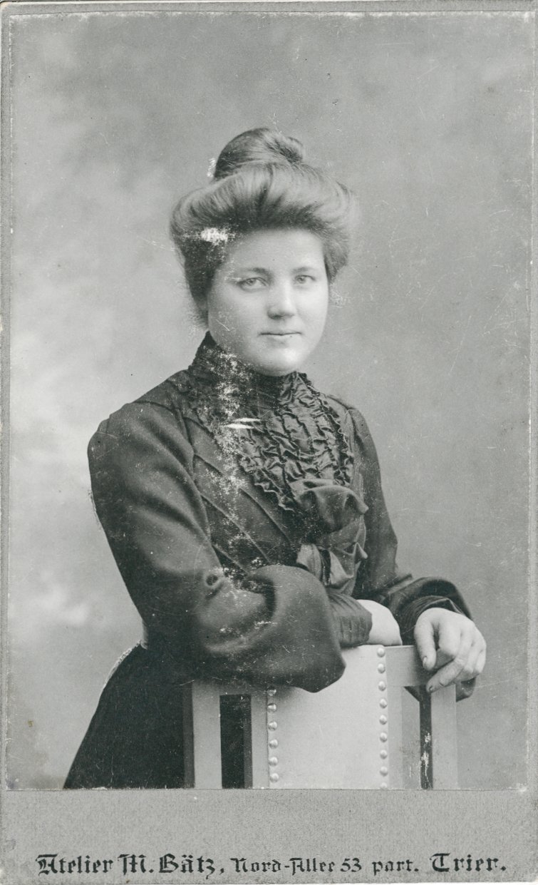 Trier M. Bätz, Fotografie einer stehenden Dame