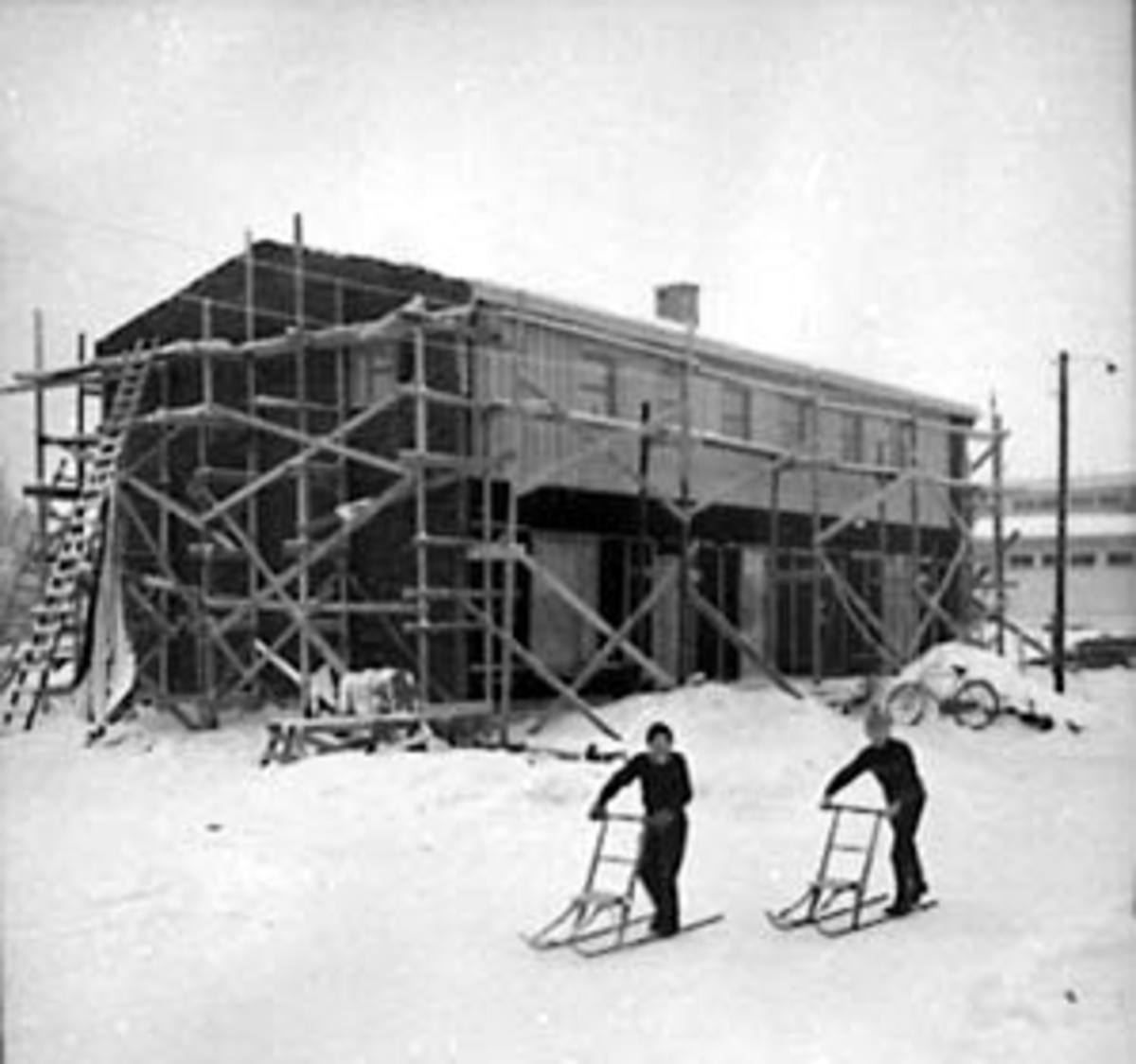 Anno Domkirkeodden, BYGGING AV THUNE, SKOLEGATA 12, 2 GUTTER FORAN MED SPARK, VINTER
