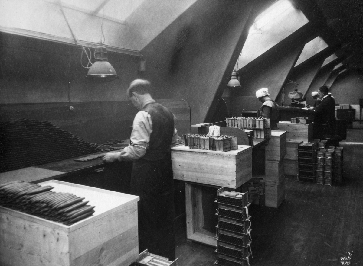 Anders Beer Wilse, Sigarproduksjon ved Johannes N. With’s Tobaksfabrikker. Rulling av sigarer.