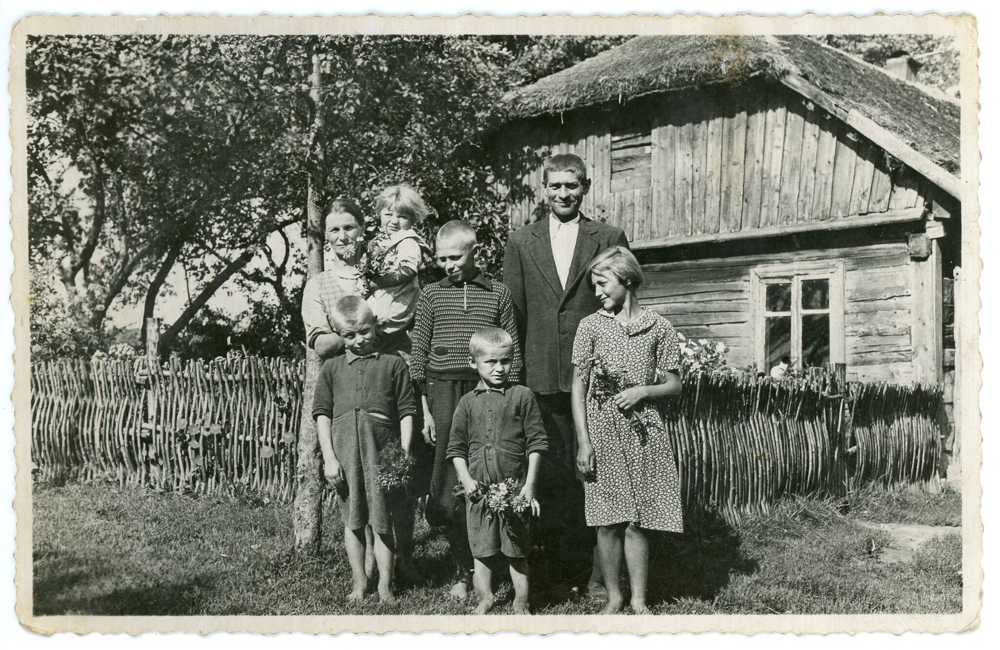 Nežinomas autorius, Ūkininkų Gudonių šeima prie savo namų