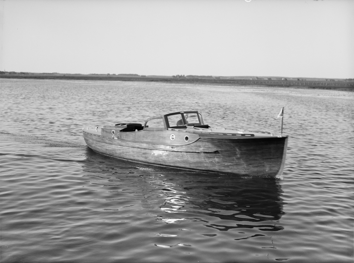 Paul Sandberg, Motorbåt, sannolikt på Ekoln, Uppland, 1934