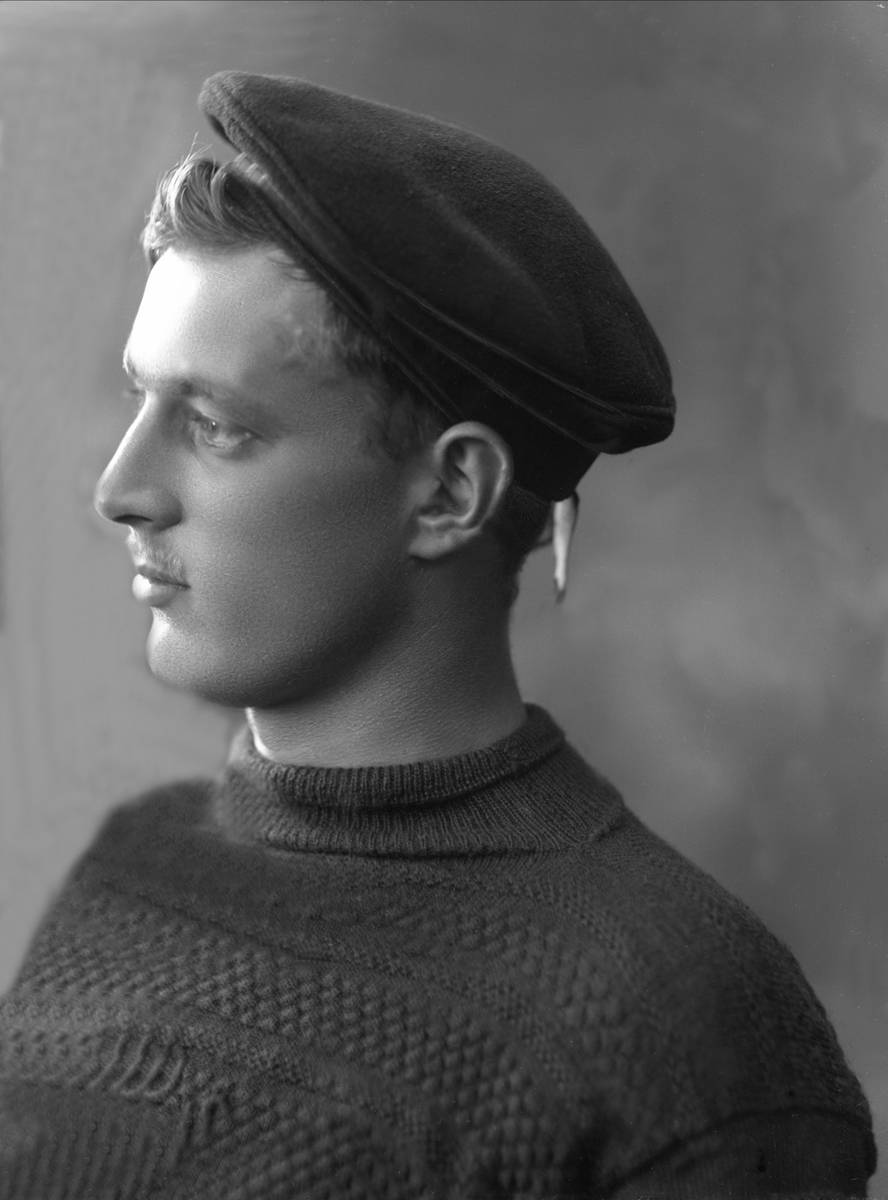 Gustav Borgen, Portrett, mann i uniform, aspirant Karl Svan. DFDS genser, og ASPL ? på armbind.
