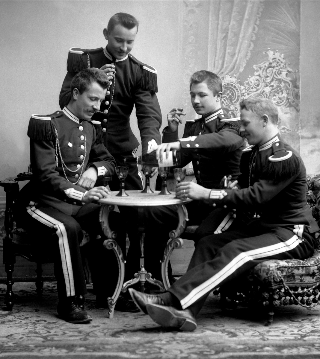 Gustav Borgen, Gruppeportrett, fire gardister med vinglass og sigaretter.