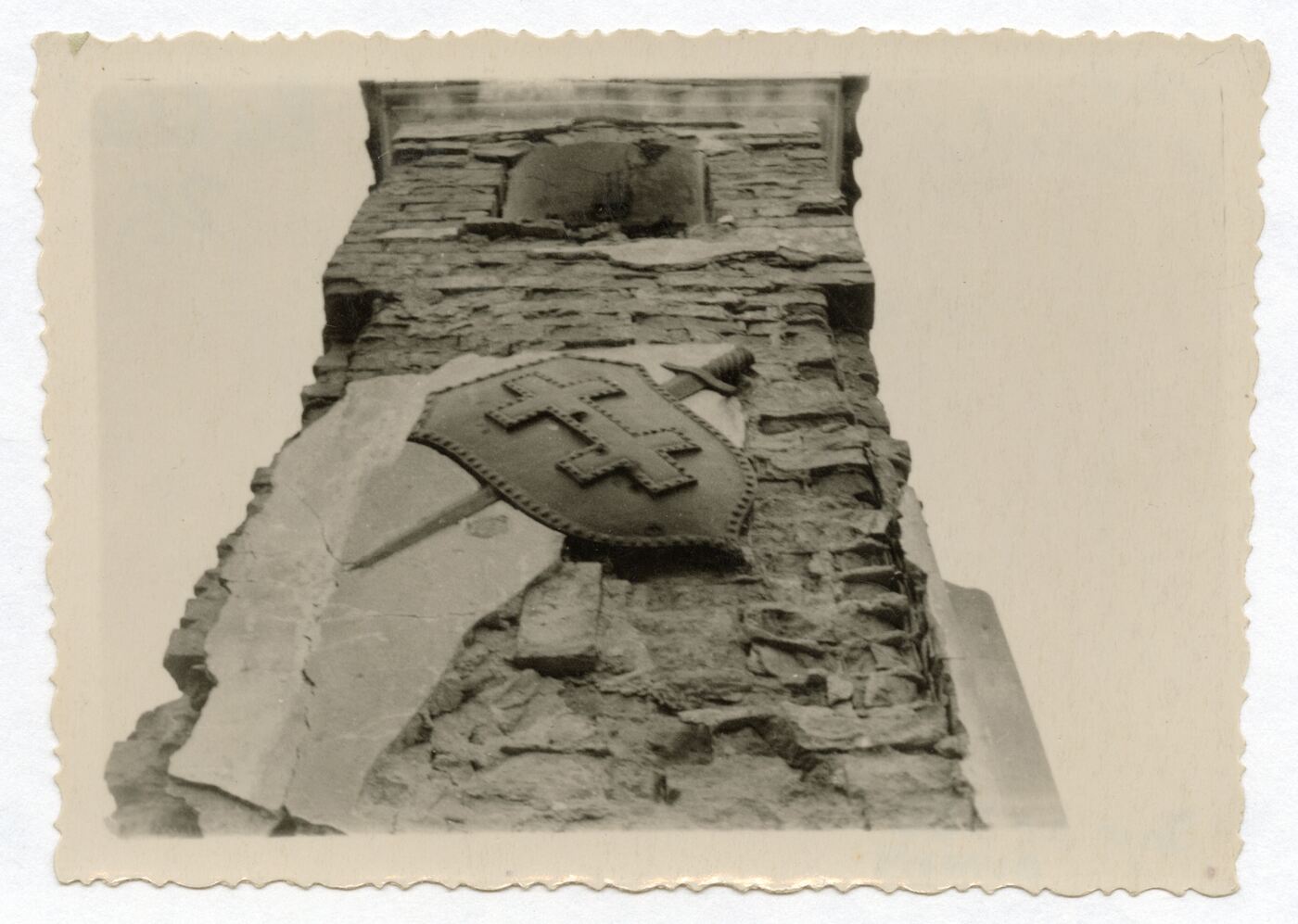 J. Pavalkis, Paminklo lakūnų S. Dariaus ir S. Girėno skrydžiui atminti fragmentas