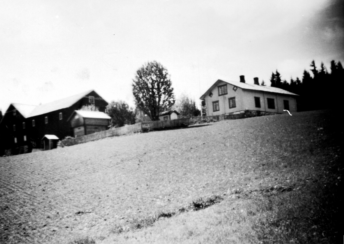 Anno Domkirkeodden, Bjørgerud gård, Veldre, Ringsaker. Hovedbygning oppført 1870, låven, fjøset og stallen i 1911.