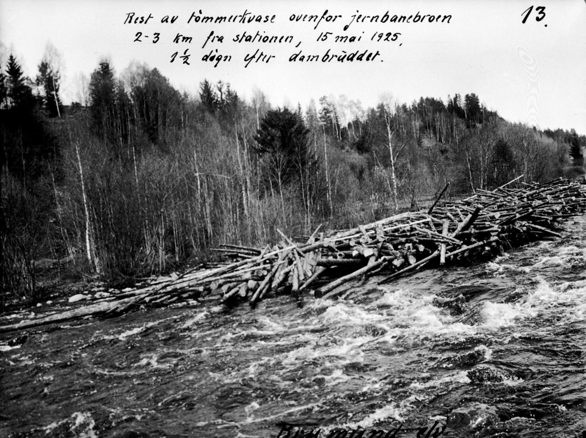 Anno Domkirkeodden, Rest av tømmerkvaser ovenfor jernbanebrua, 2-3 km fra stasjonen, 1,5 døgn etter dambruddet på Bergsbu dam, Brumunda.