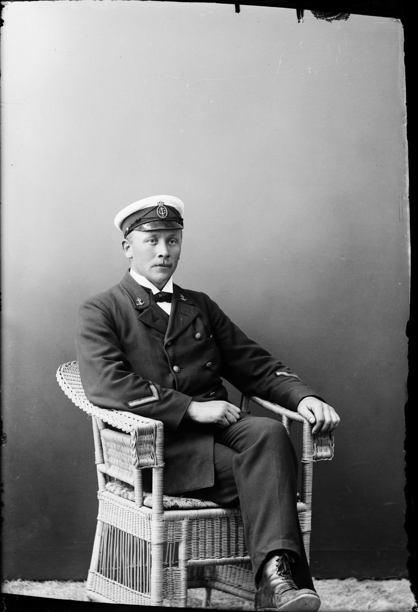 Skötsner-Edhlund, Ateljéporträtt - man i Lotsverkets uniform, Östhammar, Uppland
