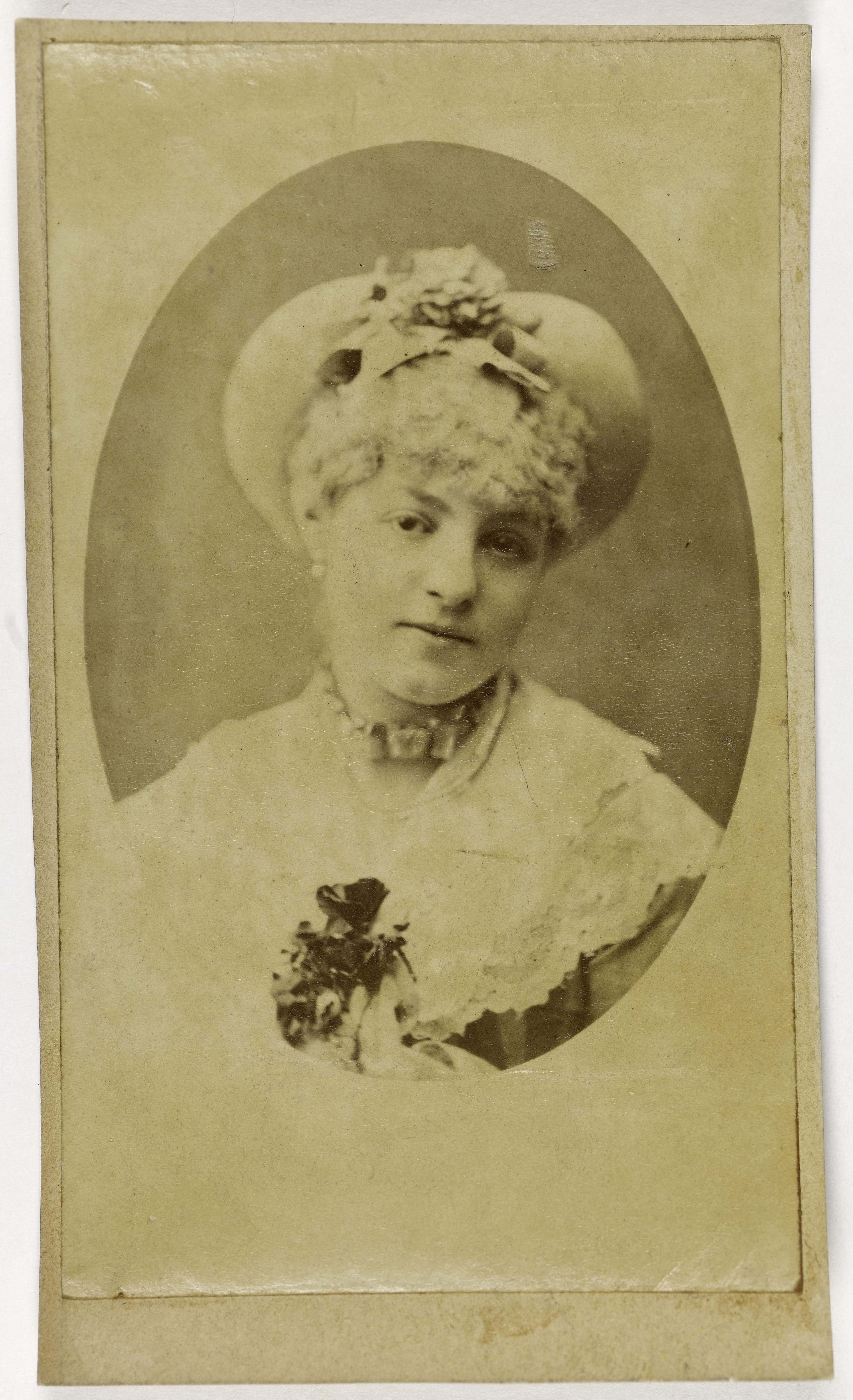 Anonyme, Portrait d'Emélie Mayer (1852-), dite Mily Meyer, actrice au Théâtre de la Renaissance vers 1875-1880 et aux Cafés Chantants en 1875.