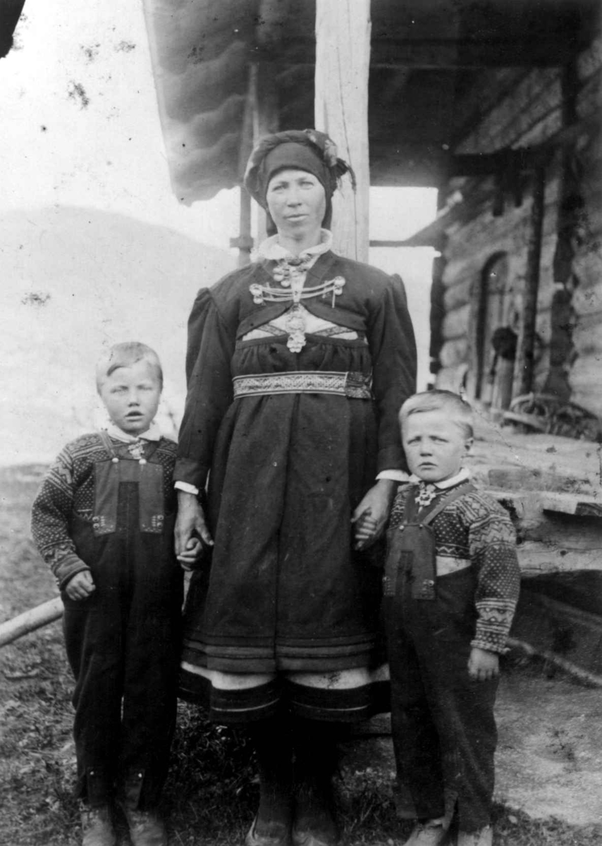 Ukjent, Fra en serie fotografier fra et album som har tilhørt folklorist og professor Moltke Moe (1859-1913), antatt fra 1880-årene med motiver fra Telemark.