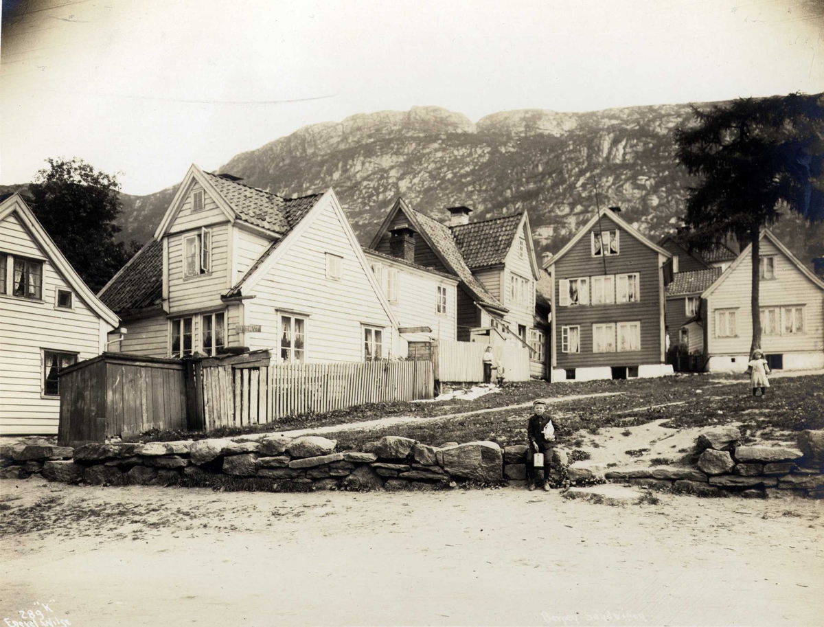 Anders Beer Wilse, Gateparti med trehusbebyggelse, Sandviken, Bergen, Hordaland. Fotografert 1912.