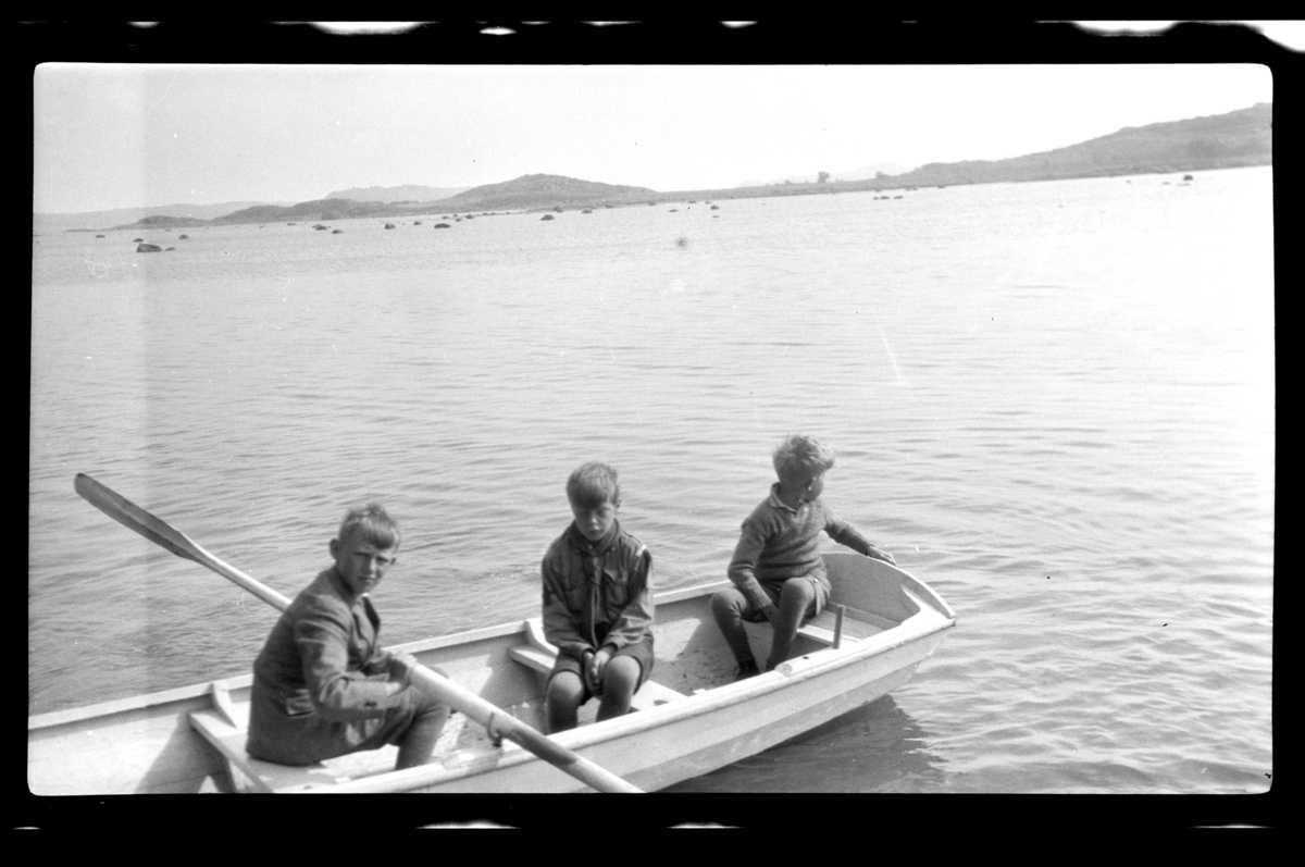 Rolf Sr. Sundt, Tre gutter i robåt utenfor Stavern(?). Fra venstre Julius Sundt, Einar Aubert Hansen og Rolf Sundt Jr. Fotografert 1928.