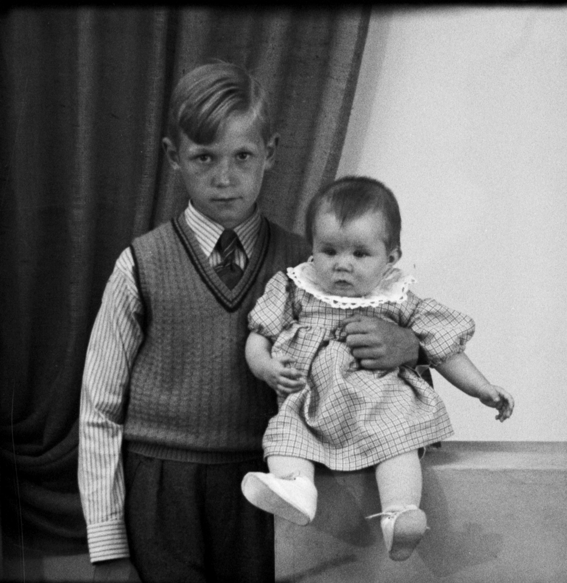 Skötsner-Edhlund, Ateljé portrait - siblings, Uppland 1937