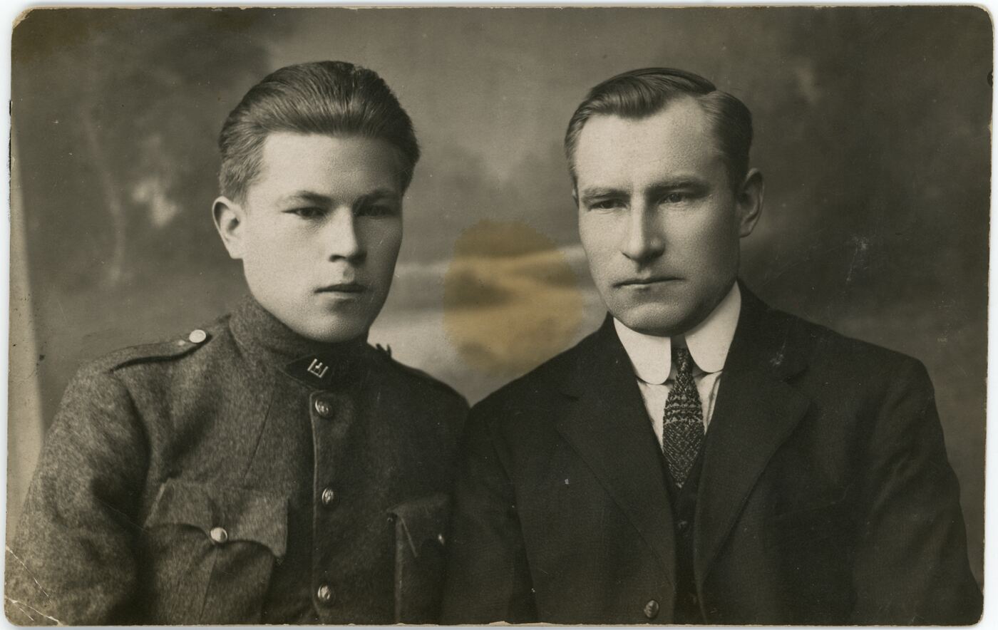 Simonas Vinokur, Kariškio uniformą dėvinčio vaikino ir vyro portretas