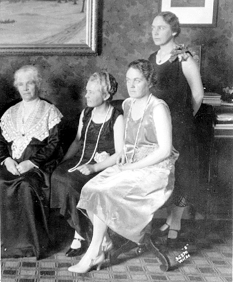 Anno Domkirkeodden, INTERIØR STUE, GRUPPE 4 DAMER PYNTET TIL BRYLLUP I FAGERVIK, ØSTREGATE 72, FRA VENSTRE MOLLA PETERSEN, IMGEBORG PETERSEN, KAREN PETERSEN, KRISTINE MÜLLER PETERSEN