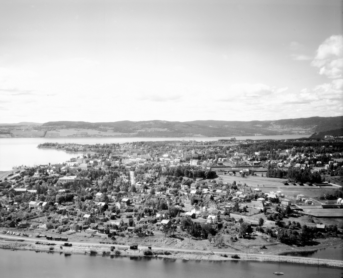 Widerøes Flyveselskap A/S, FLYFOTO OVERSIKT OVER BRISKEBYEN, SENTRUM, MOT FURNESFJORDEN OG NES
