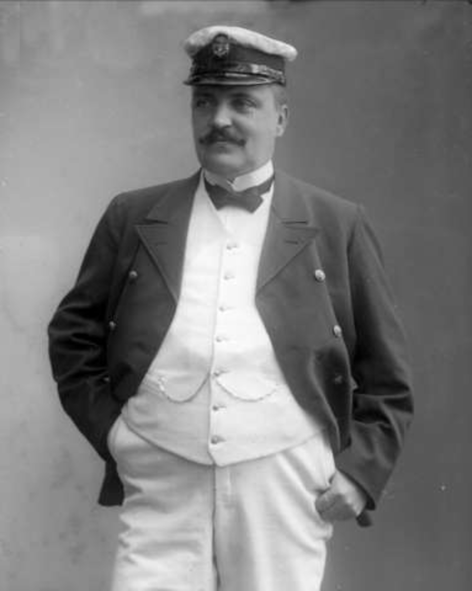 Gustav Borgen, Portrett, grosserer Løwlie i uniform som kaptein, på egen seilbåt?