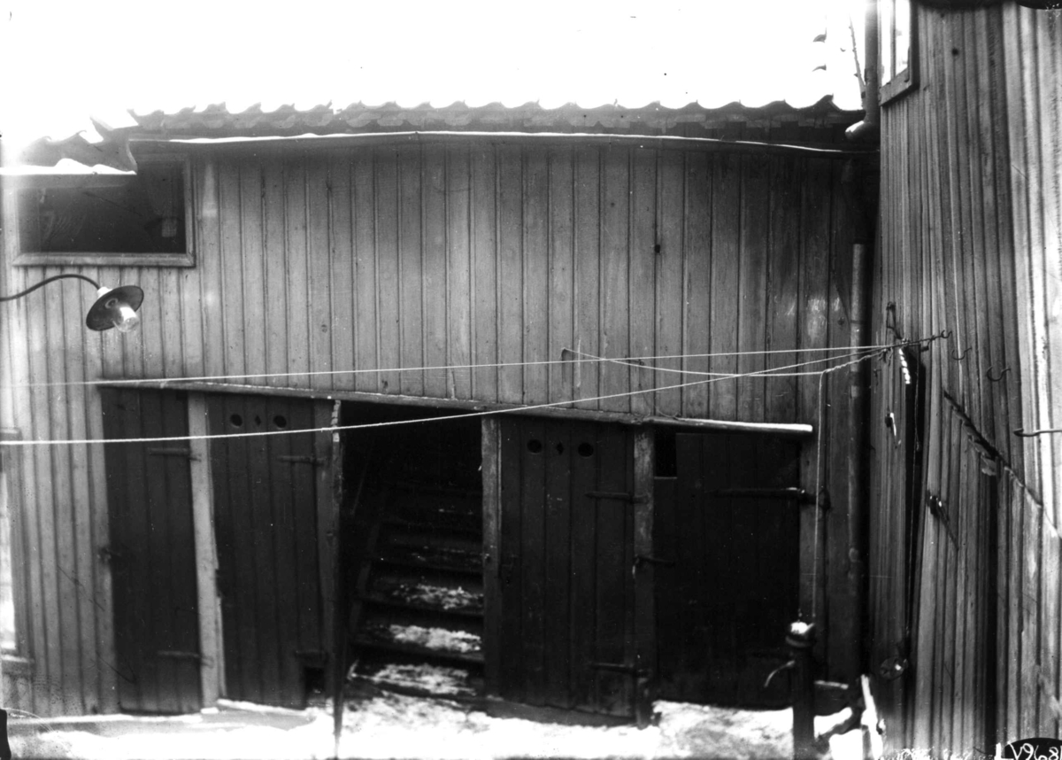Nanna Broch, Uthus, Skur (?) i tre, muligens Rodeløkka, Oslo. Fra boliginspektør Nanna Brochs boligundersøkelser i Oslo 1920-årene.
