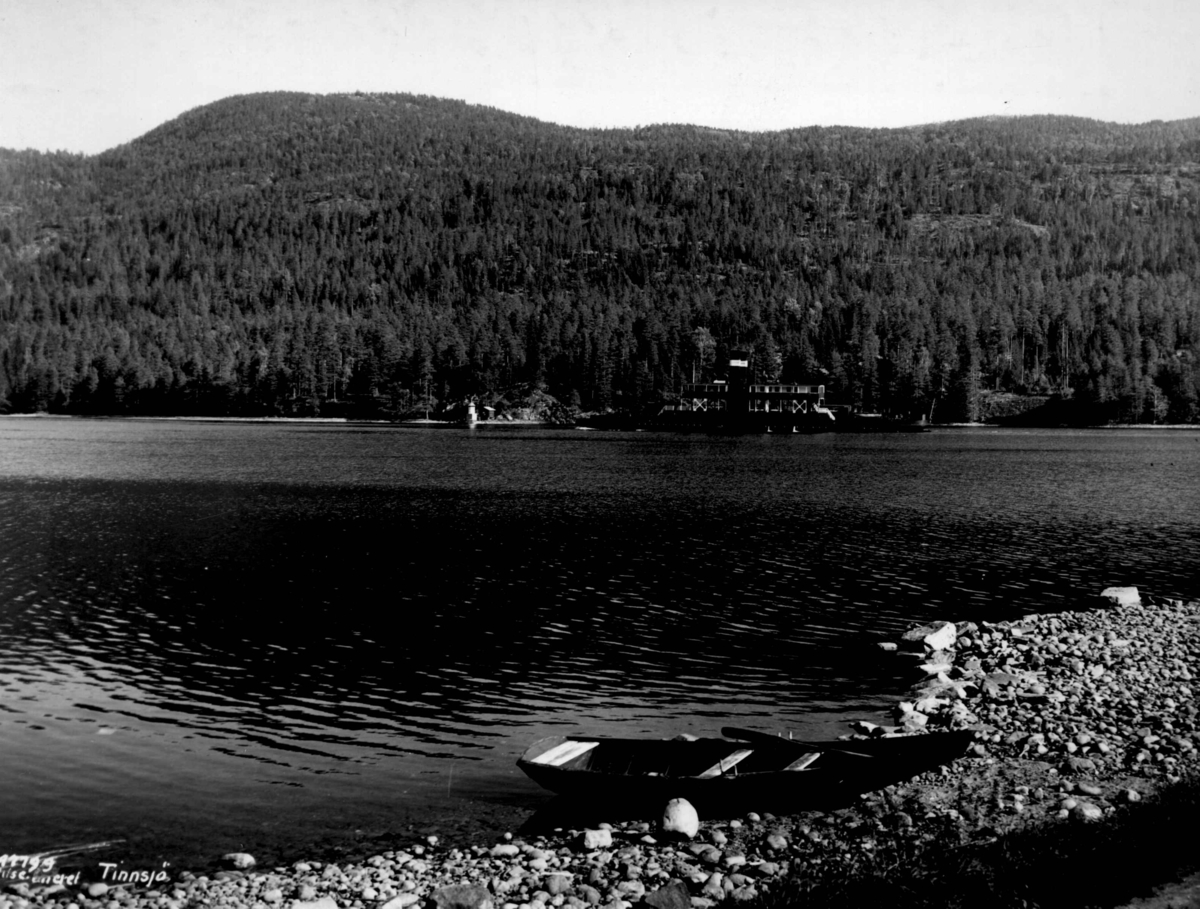 Anders Beer Wilse, Landskap ved innsjøen Tinnsjø. Robåt ligger i vannkanten.