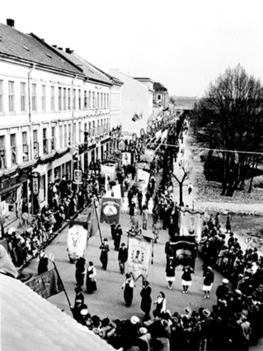 Anno Domkirkeodden, OPPTOG I STRANDGATA UNDER BYJUBILEET 1949, MYE FOLK