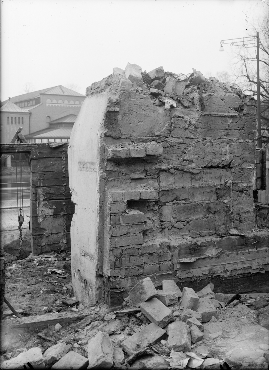 Paul Sandberg, Rivning av bostadshus, Klostergatan - Östra Ågatan 15, Uppsala 1935