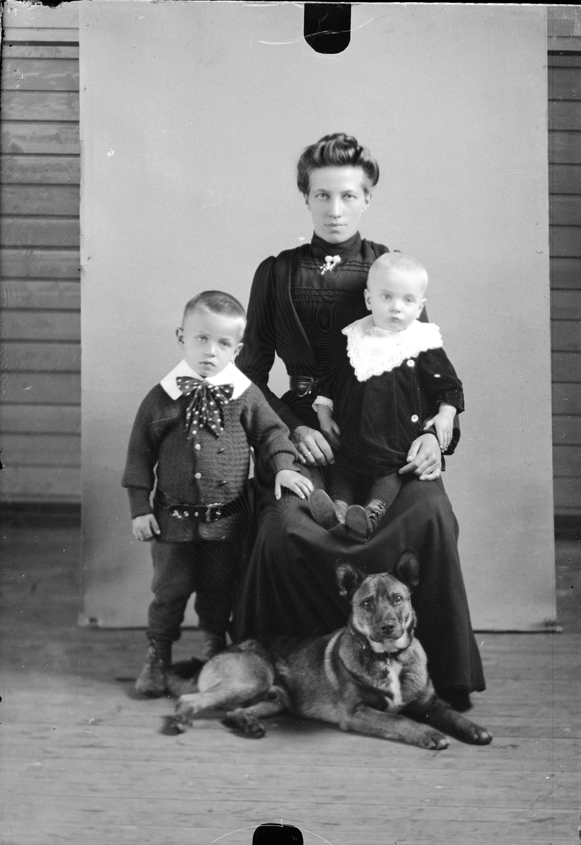 Oscar Holte, Portrett, person, klær,